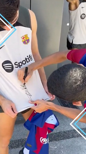 ريسيبا نجم التيك توك يوقع على قميص بيدري لاعب برشلونة